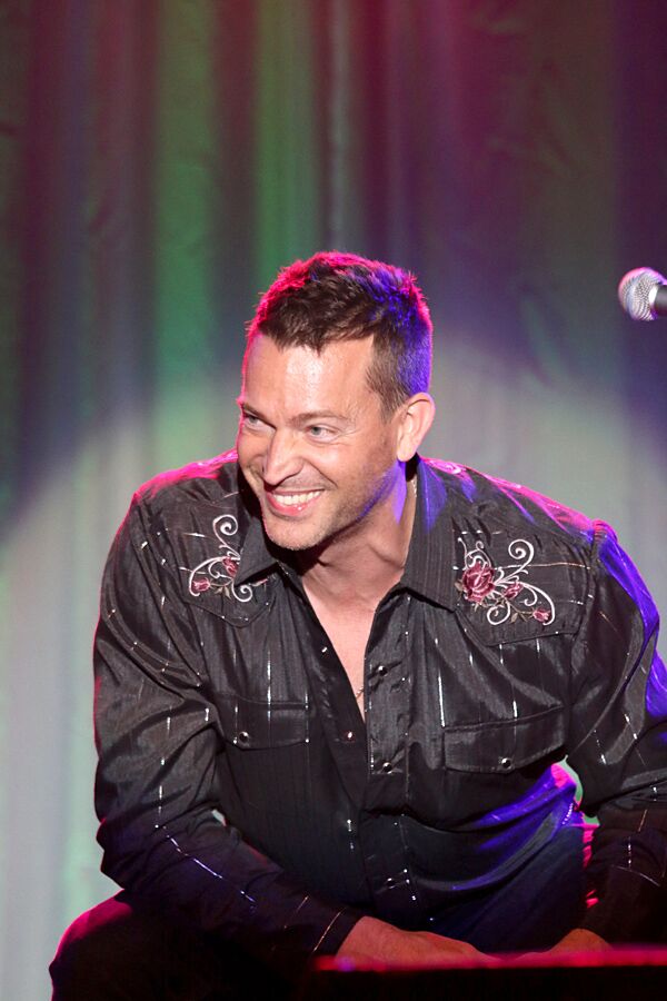 Levi Kreis shares a laugh with the audience