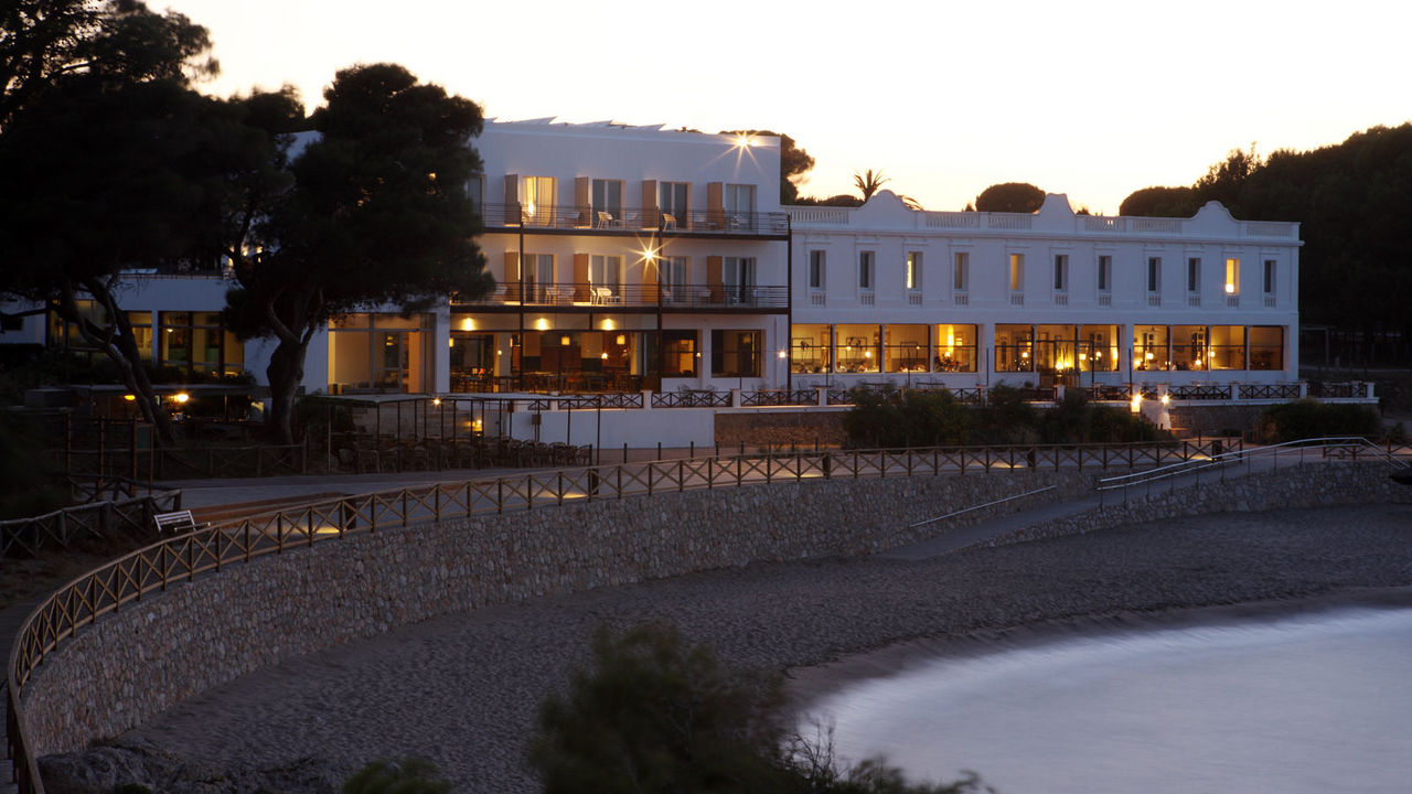 hostal-spa-empuries-night